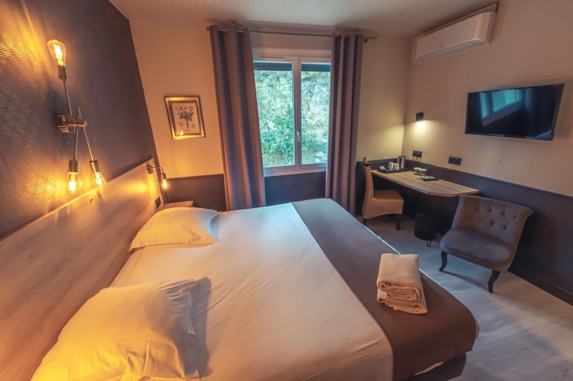 Logis Hotel Restaurant Le Plantevin Propiac Eksteriør bilde