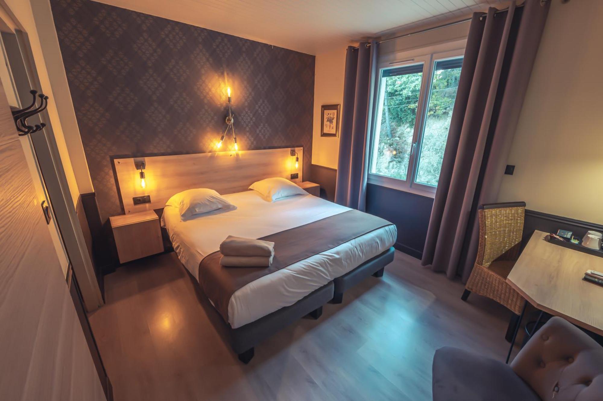 Logis Hotel Restaurant Le Plantevin Propiac Eksteriør bilde