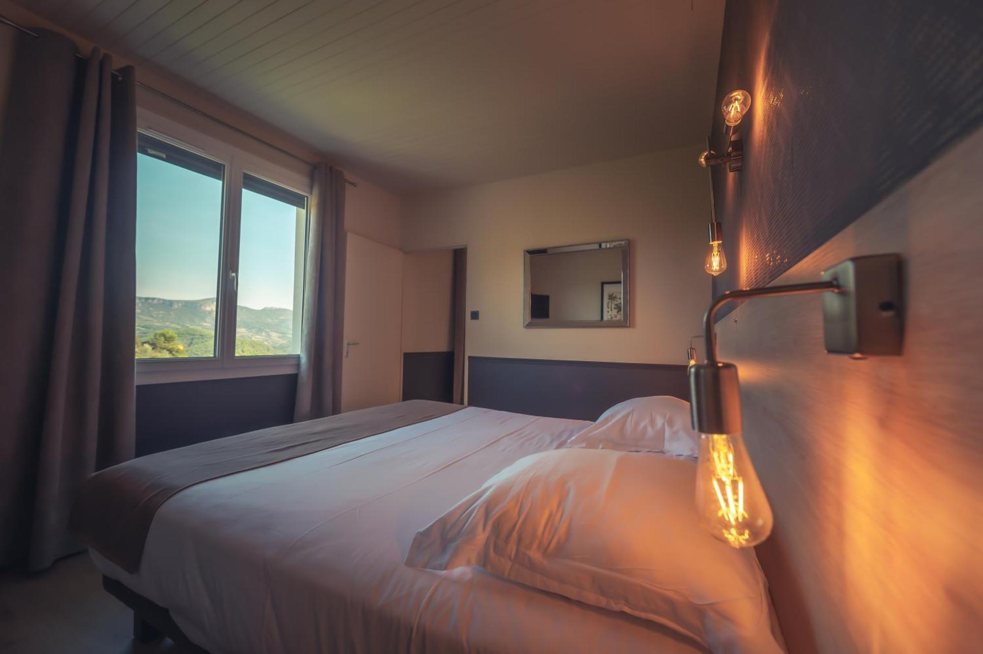 Logis Hotel Restaurant Le Plantevin Propiac Eksteriør bilde